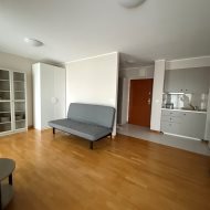 Atrakcyjna kawalerka z dużym balkonem.