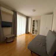 Atrakcyjna kawalerka z dużym balkonem.