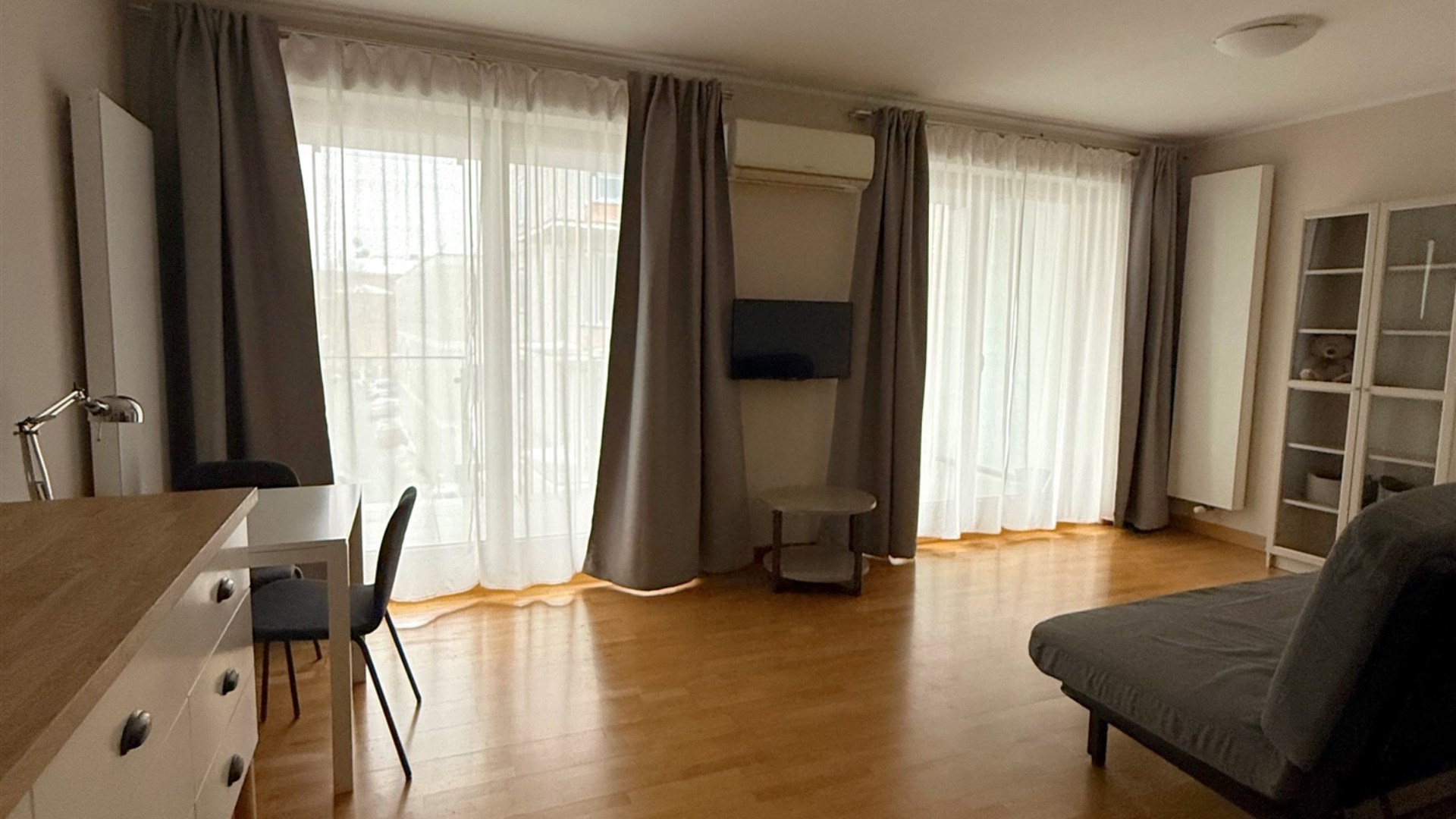 Atrakcyjna kawalerka z dużym balkonem.